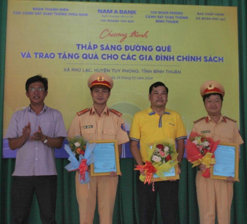 Ông Huỳnh Tấn Sinh - Chủ tịch UBND xã Phú Lạc trao thư cảm ơn của chính quyền địa phương cho các mạnh thường quân.