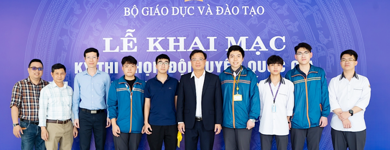 Ban giám hiệu Trường THPT chuyên Lê Hồng Phong và các thầy lãnh đội động viên học sinh tham dự Kỳ thi chọn đội tuyển quốc gia thi Olympic khu vực và quốc tế năm 2024. Ảnh: Do cơ sở cung cấp
