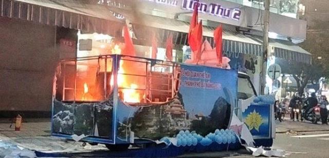 Một xe hoa bất ngờ bốc cháy khi đang diễu hành tuyên truyền, quảng bá sự kiện Lễ hội Quán Thế Âm, Ngũ Hành Sơn (Đà Nẵng) năm 2024 (Ảnh: Mạng xã hội).