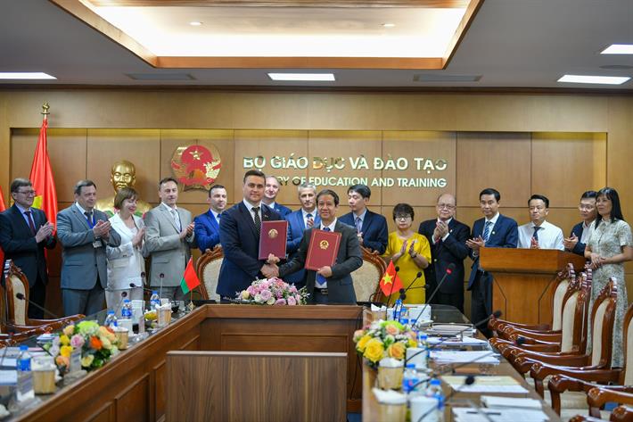 Bộ trưởng Bộ Giáo dục và Đào tạo Nguyễn Kim Sơn và Bộ trưởng Giáo dục Ivanets Andrei Ivanovich ký kết Hiệp định hợp tác giữa Chính phủ Việt Nam và Chính phủ Belarus trong lĩnh vực giáo dục và đào tạo.
