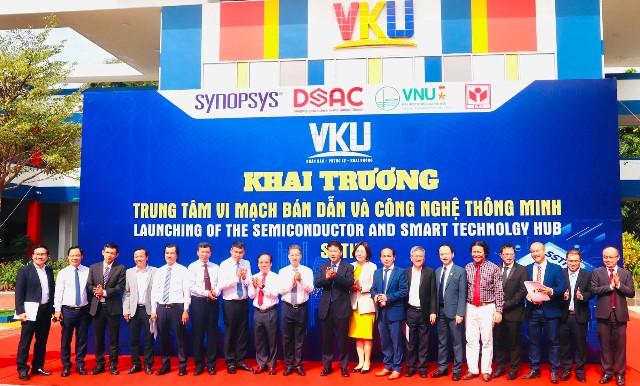 Dịp này, VKU khai trương trung tâm vi mạch bán dẫn và công nghệ thông minh.
