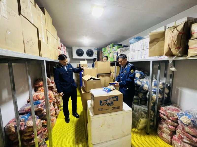 Lực lượng quản lý thị trường Lạng Sơn kiểm tra hàng hóa vi phạm