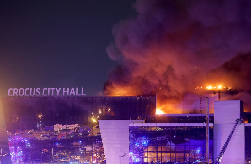 Nhà hát Crocus City Hall ở phía bắc Moscow chìm trong khói lửa do vụ tấn công khủng bố tối ngày 22/3 (Ảnh: Reuters).