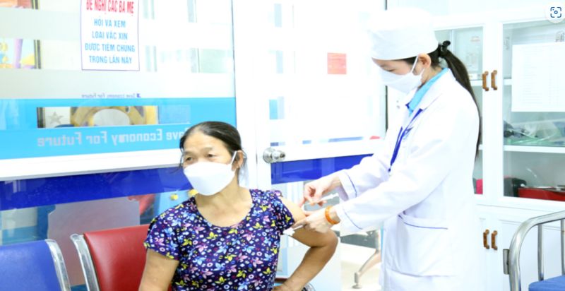 Chị Huê tiêm vắc xin phòng bệnh dại mũi thứ 3 tại Trung tâm Kiểm soát bệnh tật tỉnh