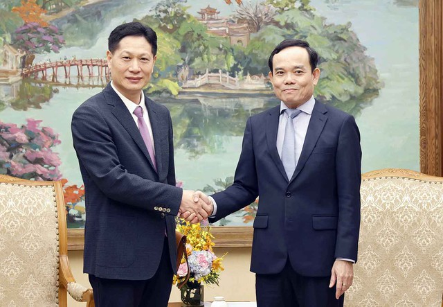 Phó Thủ tướng Chính phủ Trần Lưu Quang và ông Bàng Cương Chí, Chủ tịch HĐQT Tập đoàn An Trí - Ảnh: VGP/Hải Minh