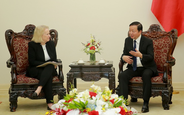 Phó Thủ tướng Trần Hồng Hà trao đổi với bà Mary L.Schapiro về những yêu cầu hỗ trợ của Việt Nam trong lĩnh vực năng lượng tái tạo - Ảnh: VGP/Minh Khôi