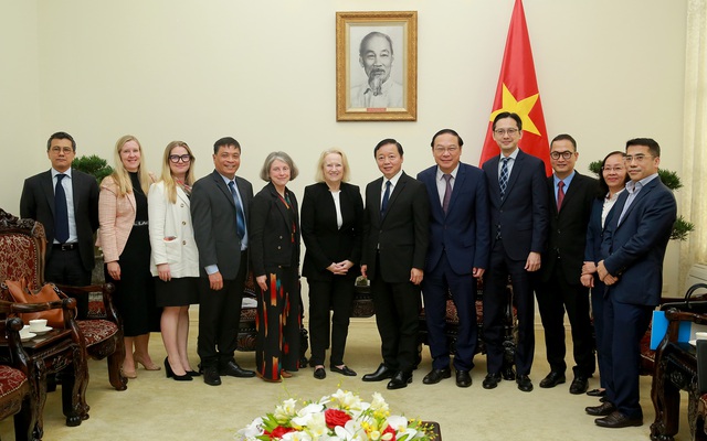 Phó Thủ tướng Trần Hồng Hà, bà Mary L.Schapiro và lãnh đạo một số bộ, ngành, thành viên đoàn công tác GFANZ tại buổi tiếp - Ảnh: VGP/Minh Khôi