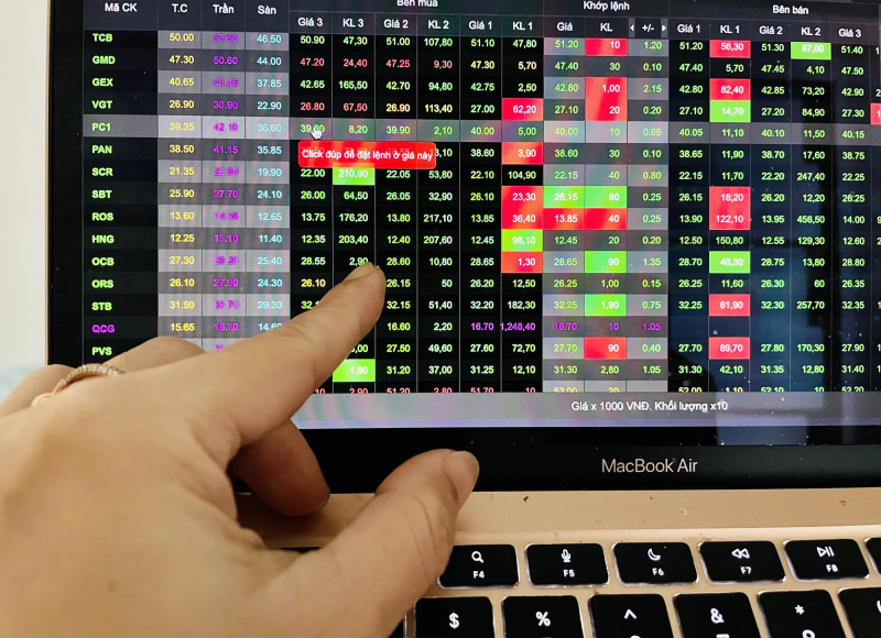 Diễn biến phiên giao dịch sáng 27/3: Nhà đầu tư cá nhân thận trọng, cổ phiếu QCG vẫn nóng