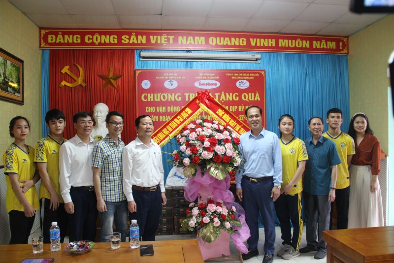 Các đơn vị tặng hoa chúc mừng các huấn luyện viên, vận động viên Trung tâm Huấn luyện và Thi đấu thể thao tỉnh Lạng Sơn