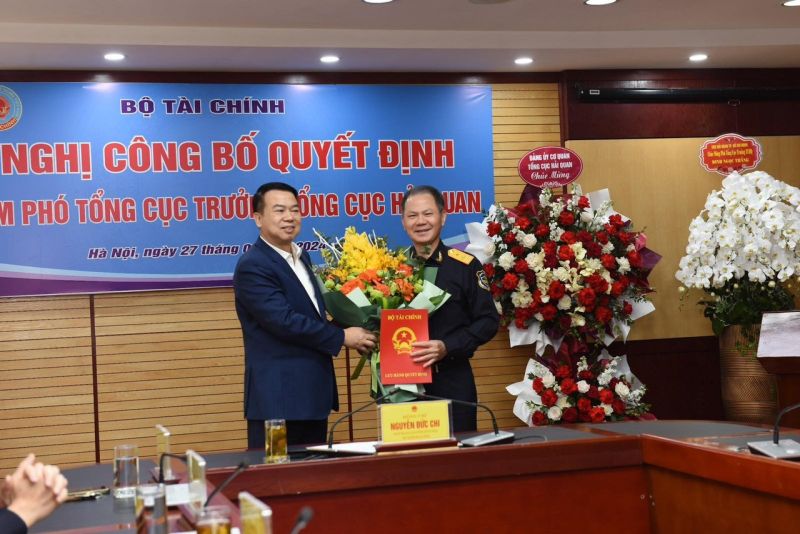 Thứ trưởng Bộ Tài chính Nguyễn Đức Chi trao Quyết định bổ nhiệm cho ông Đinh Ngọc Thắng