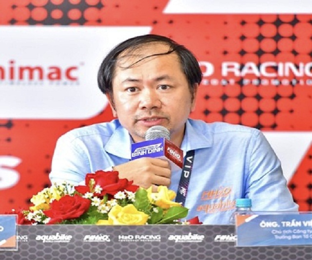 Ông Trần Việt Anh giới thiệu về giải đua.