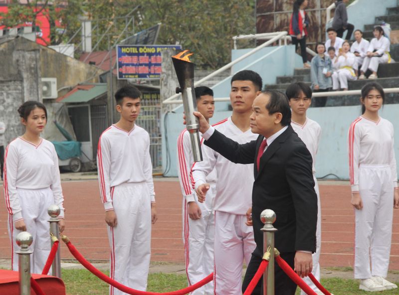Bí thư Tỉnh ủy Lạng Sơn Nguyễn Quốc Đoàn thực hiện nghi thức thắp lửa truyền thống tại lễ khai mạc