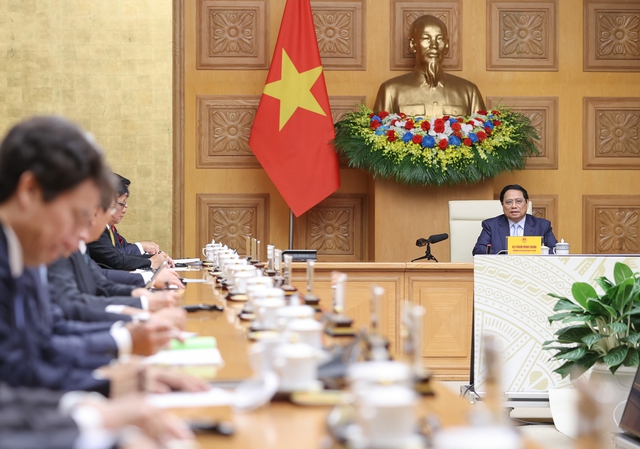 Thủ tướng dành thời gian thông tin tới các đại biểu về các yếu tố nền tảng, đường lối phát triển kinh tế-xã hội, văn hóa, đường lối đối ngoại, chính sách quốc phòng… của Việt Nam - Ảnh: VGP/Nhật Bắc