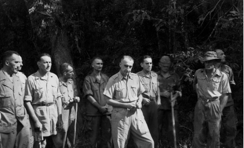 Tướng De Castries (đi đầu) cùng toàn bộ Bộ tham mưu Tập đoàn cứ điểm Điện Biên Phủ ra hàng, chiều 7/5/1954. (Ảnh: Tư liệu)