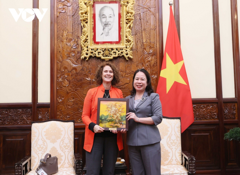 Quyền Chủ tịch nước Võ Thị Ánh Xuân tặng quà lưu niệm Giám đốc Quốc gia Ngân hàng Thế giới tại Việt Nam