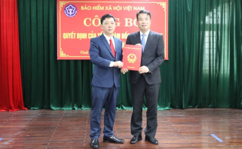 Tổng Giám đốc Bảo hiểm xã hội Việt Nam Nguyễn Thế Mạnh trao Quyết định bổ nhiệm cho đồng chí Nguyễn Duy Phương