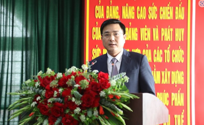 Phó Chủ tịch Thường trực UBND tỉnh Vũ Việt Văn phát biểu chúc mừng và giao nhiệm vụ cho đồng chí Nguyễn Duy Phương