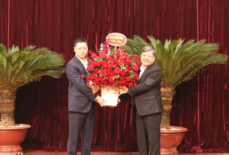 Phó Chủ nhiệm Thường trực Ủy ban Kiểm tra Trung ương Trần Văn Rón tặng hoa chúc mừng đồng chí Trần Huy Phương.