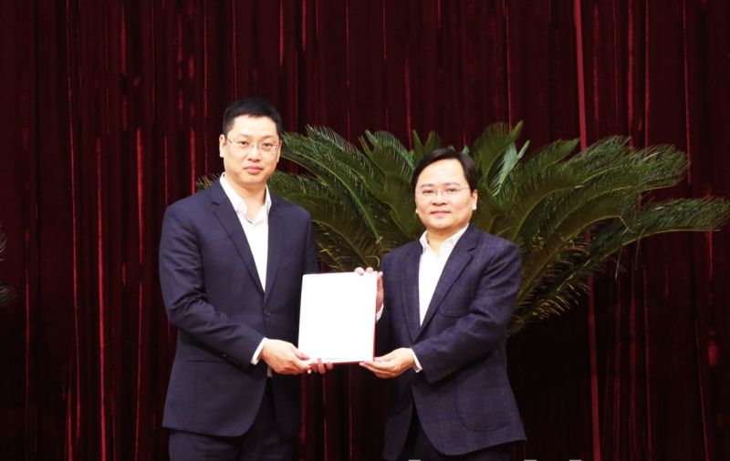 Bí thư Tỉnh ủy Nguyễn Anh Tuấn (bên phải) trao Quyết định của Ban Bí thư cho đồng chí Trần Huy Phương.