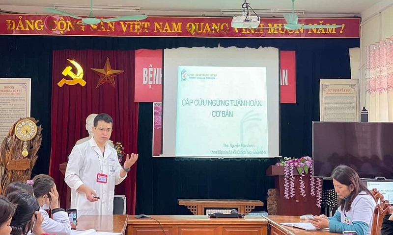 BS Nguyễn Văn Ánh đào tạo cấp cứu ngừng tuần hoàn tới các đồng nghiệp tại Lào Cai