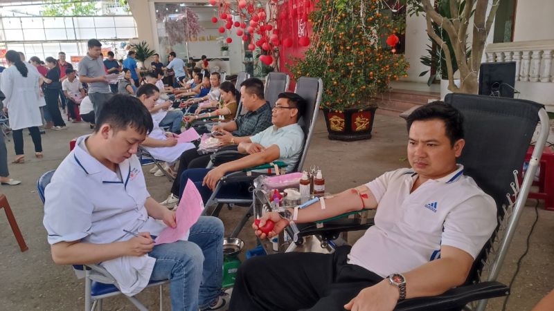 Các tình nguyện viên tham gia hiến máu tại Ngày hội Hiến máu tình nguyện huyện Chi Lăng