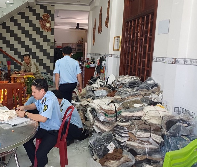 Lực lượng làm nhiệm vụ đang kiểm tra tại Hộ kinh doanh Huỳnh Ngọc Ý. Ảnh: Cục QLTT Phú Yên
