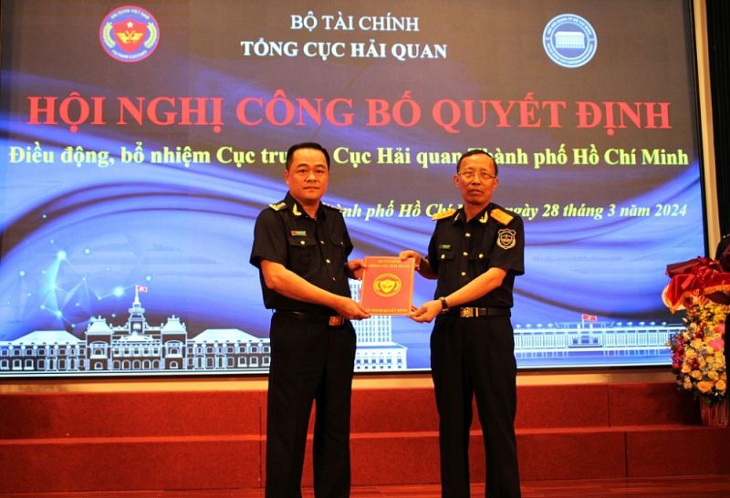 Tổng cục trưởng Tổng cục Hải quan Nguyễn Văn Cẩn trao quyết định điều động, bổ nhiệm cho tân Cục trưởng Nguyễn Hoàng Tuấn.