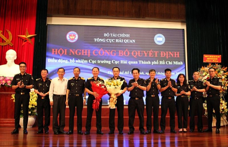 Lãnh đạo Ban Tổ chức Thành ủy TPHCM, lãnh đạo Tổng cục Hải quan, Vụ Tổ chức cán bộ cùng tập thể lãnh đạo Cục Hải quan TPHCM chúc mừng tân Cục trưởng Nguyễn Hoàng Tuấn.