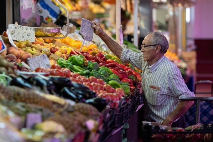 Người dân châu Âu từ lâu đã tiết kiệm nhiều hơn người Mỹ và số tiền ngày càng tăng trong thời gian gần đây. Hình ảnh người dân tại một chợ thực phẩm Tây Ban Nha. (Nguồn: Bloomberg)
