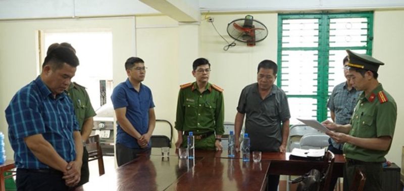 Hoàng Thanh Bình (ngoài cùng, bên trái ảnh), Giám đốc Điện lực huyện Na Rì. Ảnh: Công an Bắc Kạn