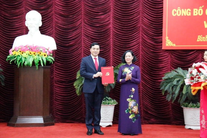 Bà Trương Thị Mai, Thường trực Ban Bí thư, Trưởng ban Tổ chức Trung ương đã trao quyết định cho ông Nguyễn Hoài Anh (Ảnh: Hoàng Bình).