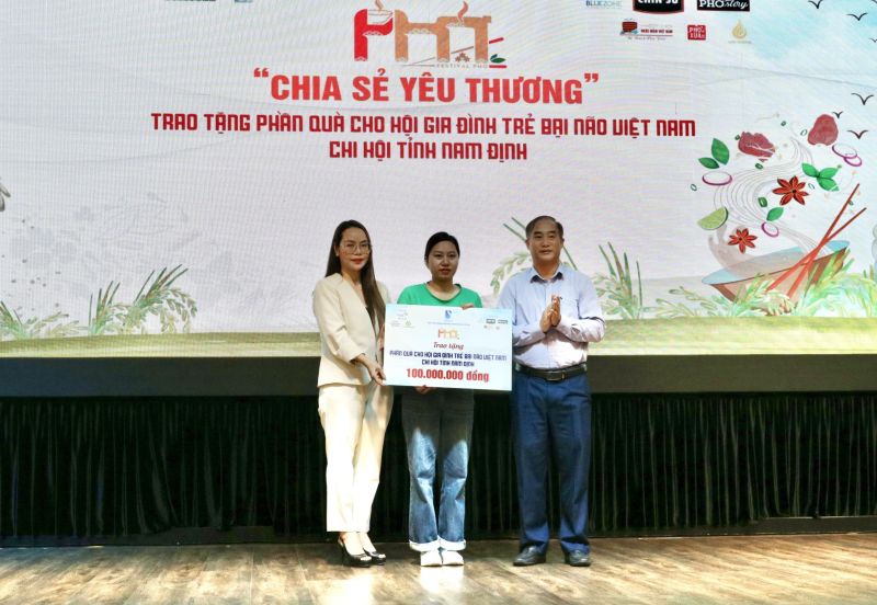 Lãnh đạo Công ty TNHH Thương mại, Công nghiệp và Truyền thông Blue Việt Nam trao tiền ủng hộ các gia đình có con nhỏ bại não