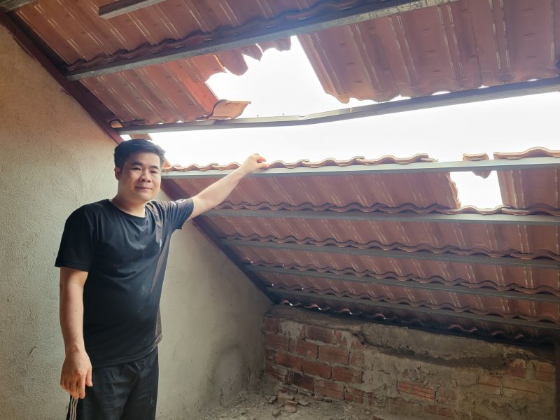 Một nhà dân bị đá văng từ mỏ đá gây thủng mái nhà