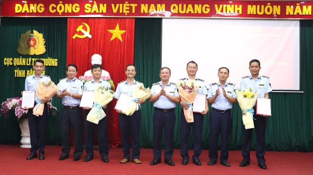 Ông Mai Mạnh Toàn thay mặt Tổng Cục Quản lý thị trường trao các quyết định bổ nhiệm.