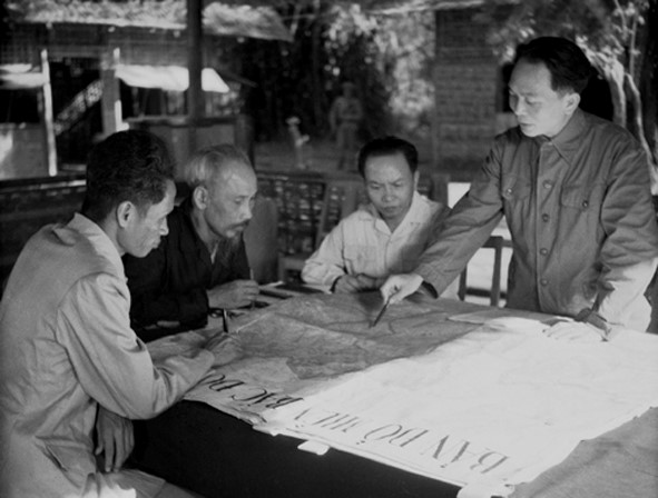 Chủ tịch Hồ Chí Minh và các đồng chí trong Ban Thường vụ Trung ương Đảng họp quyết định mở Chiến cuộc Đông Xuân 1953-1954 và Chiến dịch Điện Biên Phủ (xã Phú Đình, huyện Định Hóa, tỉnh Thái Nguyên cuối năm 1953)