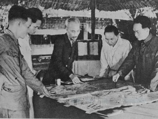 Trung ương Đảng và Chủ tịch Hồ Chí Minh quyết định mở màn trận chiến lược với quyết tâm tiêu diệt tập đoàn cứ điểm của Pháp tại Điện Biên Phủ. (Ảnh tư liệu TTXVN)