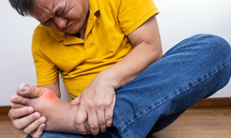 Cơn đau gout thường xuất hiện ở khớp ngón chân cái