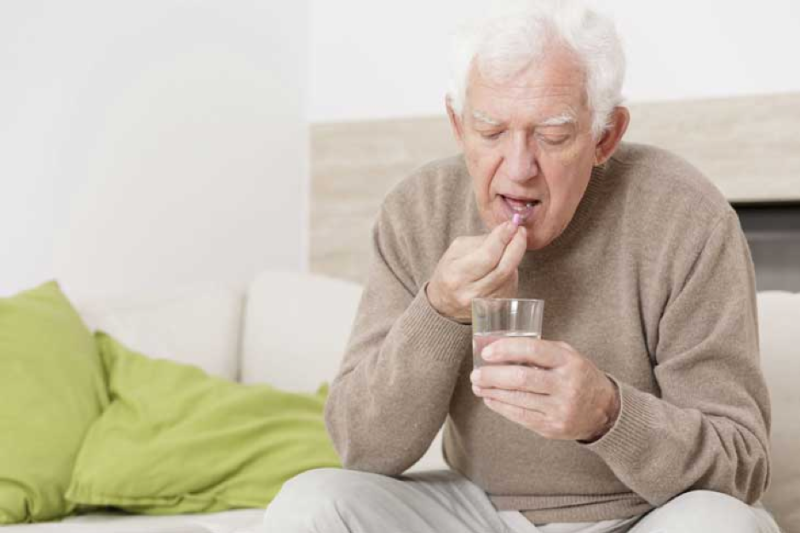 Người cao tuổi sử dụng nhiều thuốc điều trị bệnh mạn tính có thể gây điếc đột ngột