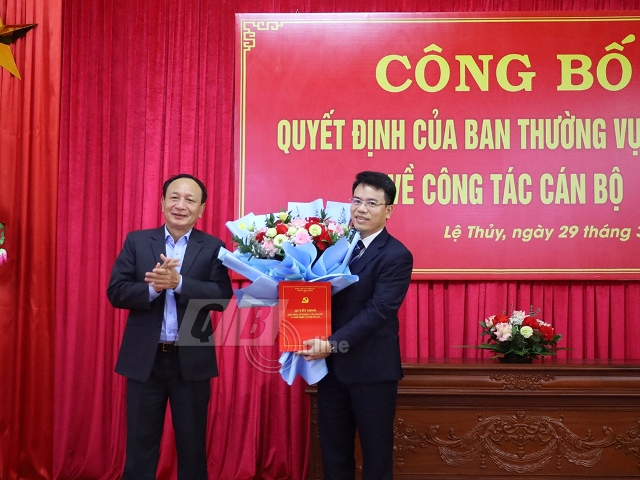 Phó Bí thư Thường trực Tỉnh ủy Trần Hải Châu trao quyết định và tặng hoa chúc mừng tân Bí thư Huyện ủy Lệ Thủy Phan Thanh Cường.