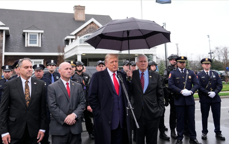 Ông Trump dự lễ tưởng niệm một sĩ quan cảnh sát hy sinh ở Long Island hôm 28/3. Ảnh: The Detroit Times.