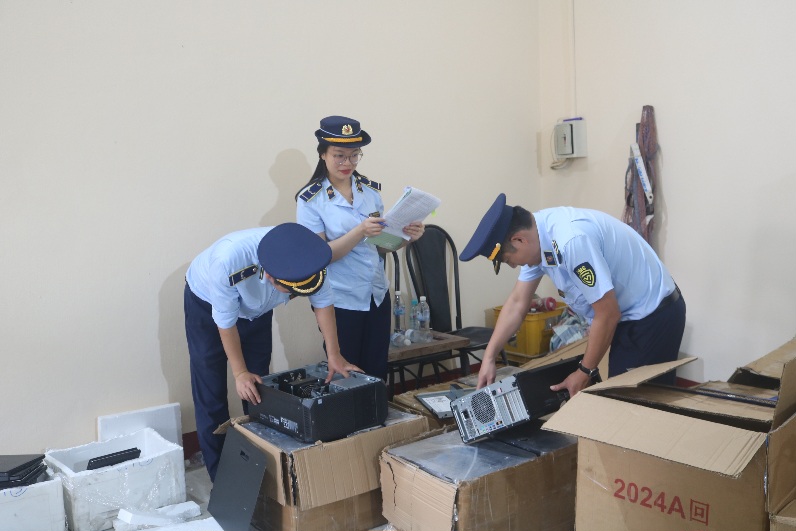 Lực lượng chức năng tỉnh Quảng Bình phát hiện 415 sản phẩm máy tính thuộc danh mục cấm nhập khẩu.