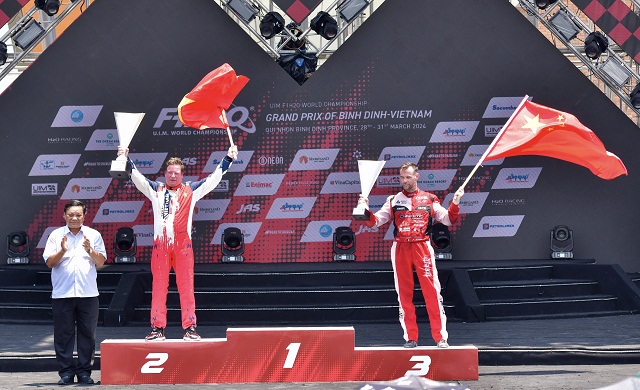 Ông Lê Kim Toàn (bìa trái) trao cúp cho tay đua Jonas Anderson (xếp hạng Nhì). Ông Lê Kim Toàn (bìa trái) trao cúp cho tay đua Jonas Anderson (xếp hạng Nhì).