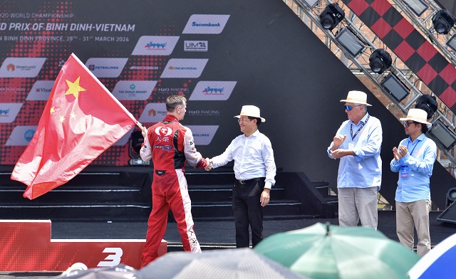 Ông Phạm Anh Tuấn (thứ 3 từ phải qua) trao cúp cho tay đua Peter Morin (xếp hạng Ba). Ông Phạm Anh Tuấn (thứ 3 từ phải qua) trao cúp cho tay đua Peter Morin (xếp hạng Ba).