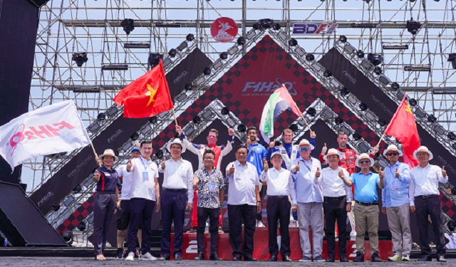 L&atilde;nh đạo tỉnh B&igrave;nh Định v&agrave; Ban tổ chức chia vui c&ugrave;ng c&aacute;c tay đụa.