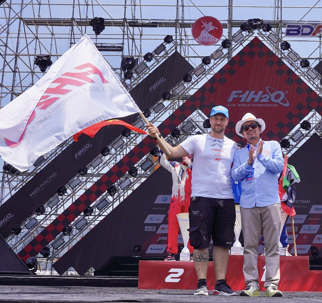 Ông Trần Việt Anh (bên phải) trao cờ luân lưu cho đại diện Italia. Ông Trần Việt Anh (bên phải) trao cờ luân lưu cho đại diện Italia.