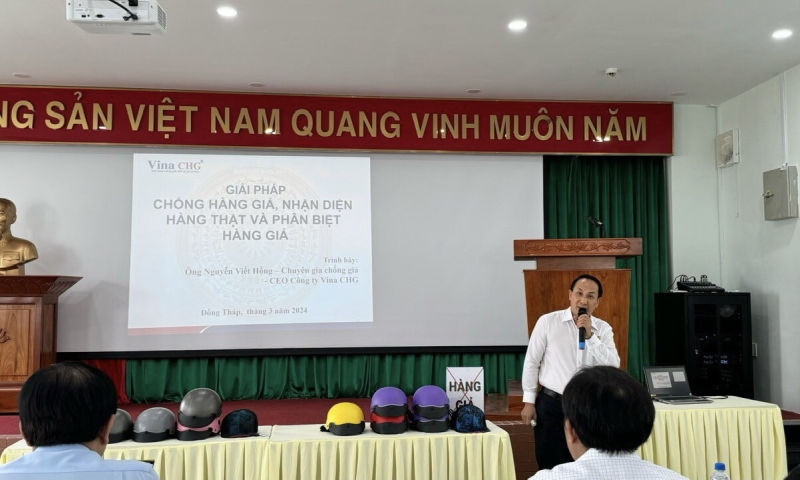 Ông Nguyễn Viết Hồng, Tổng giám đốc Vina CHG giới thiệu hệ sinh thái chống hàng giả do Vina CHG xây dựng và phát triển