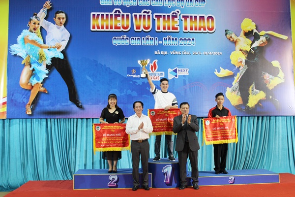 Ông Huỳnh Đức Dũng, Phó GĐ Sở VH-TT BR-VT và ông Trần Chiến Thắng, Chủ tịch Liên đoàn Thể dục Việt Nam trao cờ vì sự nghiệp phát triển phong trào khiêu vũ thể thao Việt Nam cho các đơn vị