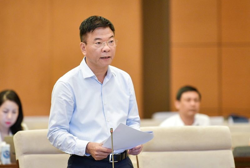 Bộ trưởng Bộ Tư pháp Lê Thành Long trình bày Tờ trình - Ảnh: VGP/NN