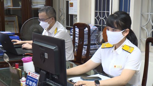 Cán bộ Chi cục thuế khu vực thành phố Thanh Hóa – Đông Sơn trong giờ làm việc.