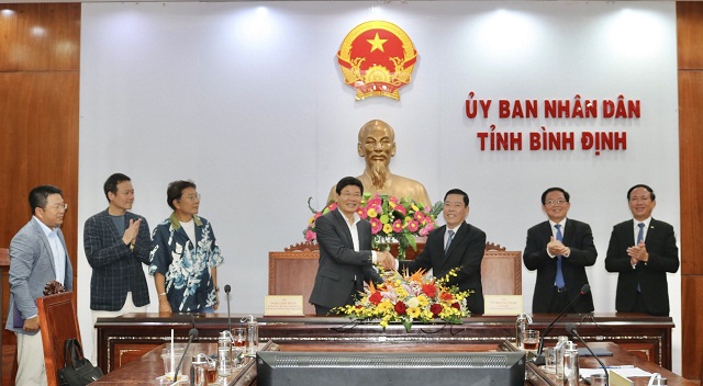 Ông Lê Hoàng Nghi (hàng trước, bên phải) ký kết Bản ghi nhớ hợp tác với ông Jang Chin Hyuk. Ảnh: TTXTĐT.